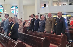 Przedstawiciele służb mundurowych oraz inni uczestnicy obchodów w trakcie mszy świętej.