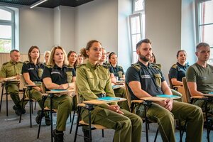 Kurs doskonalący pt. „Osoby z grup wrażliwych w procedurze administracyjnej” Zdjęcie funkcjonariuszy SG siedzący w krzesłach w sali wykładowej