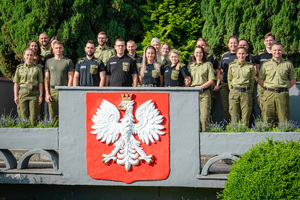 Kurs doskonalący pt. „Osoby z grup wrażliwych w procedurze administracyjnej” Zdjęcie grupowe uczestników szkolenia oraz prowadzące szkolenie na trybunie w OSS SG