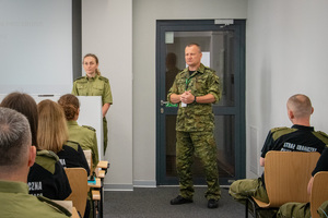 Kurs doskonalący pt. „Osoby z grup wrażliwych w procedurze administracyjnej” Siedzący tyłem w krzesłach funkcjonariusze SG przed nimi prowadząca szkolenie oraz Kierownik Zakładu ds Cudzoziemców