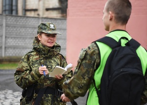 Kolejni absolwenci szkolenia podoficerskiego opuszczają mury OSS SG w Lubaniu Słuchacze kursu podoficerskiego podczas egzaminu końcowego