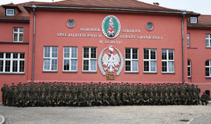 Kolejni absolwenci szkolenia podoficerskiego opuszczają mury OSS SG w Lubaniu Zdjęcie grupowe słuchaczy kursu podoficerskiego