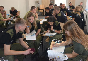 Grupa funkcjonariuszy SG w sali wykładowej podczas szkolenia Grupa funkcjonariuszy SG w sali wykładowej podczas szkolenia