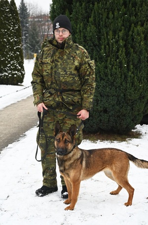 Funkcjonariusz Bieszczadzkiego Oddziału SG z psem CERA