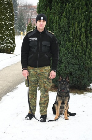 Funkcjonariusz Podlaskiego Oddziału SG z psem CIWI