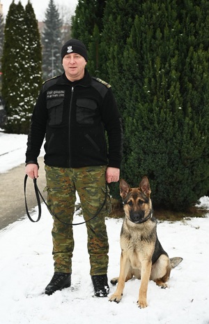 Funkcjonariusz Nadbużańskiego Oddziału SG z psem CYWIL