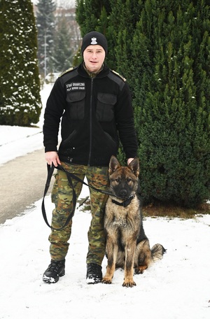 Funkcjonariusz Nadbużańskiego Oddziału SG z psem CARLOS