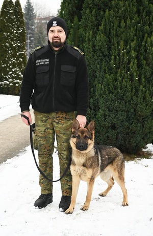 Funkcjonariusz Podlaskiego Oddziału SG z psem CARMEL