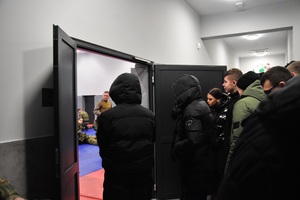 Uczniowie obserwują szkolenie