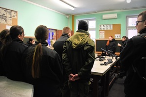 Obserwacja pokazu broni