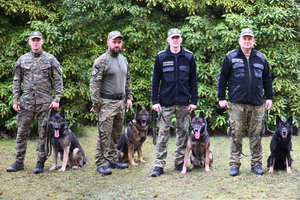 Zakończenie kursów doskonaląco-atestacyjnych przewodników psów tropiących i tropiąco-patrolowych Zakończenie kursów doskonaląco-atestacyjnych przewodników psów tropiących i tropiąco-patrolowych