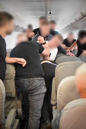 Ostatnia w tym roku edycja kursu doskonalącego nt. „Przeprowadzanie doprowadzeń cudzoziemców drogą lotniczą – poziom I” Ostatnia w tym roku edycja kursu doskonalącego nt. „Przeprowadzanie doprowadzeń cudzoziemców drogą lotniczą – poziom I”