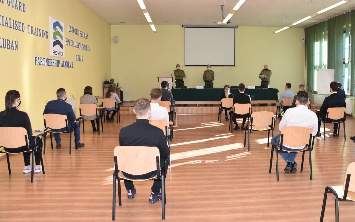 Kandydaci do służby w SG podczas testu z wiedzy ogólnej oraz znajomości języka obcego