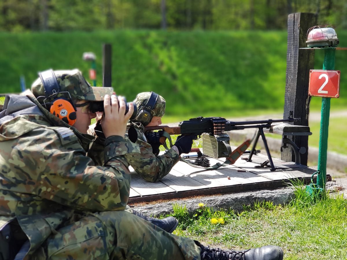 Uczestnicy kursu doskonalącego „Posługiwanie się bronią palną indywidualną i zespołową – karabinek, karabin maszynowy” podczas zajęć na strzelnicy