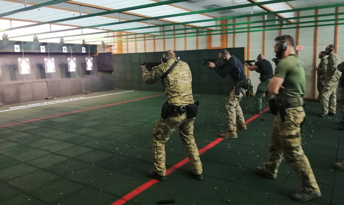 Uczestnicy kursu doskonalącego „Posługiwanie się bronią palną indywidualną i zespołową – karabinek, karabin maszynowy” podczas zajęć na strzelnicy OSS SG w Lubaniu