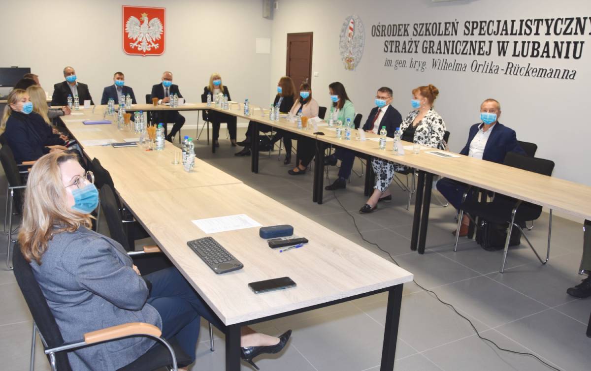 Uczestnicy Konferencji inauguracyjnej Wzmocnienie kompetencji i kwalifikacji służb publicznych w obszarze migracji i azylu ze szczególnym uwzględnieniem przeciwdziałania nielegalnej migracji