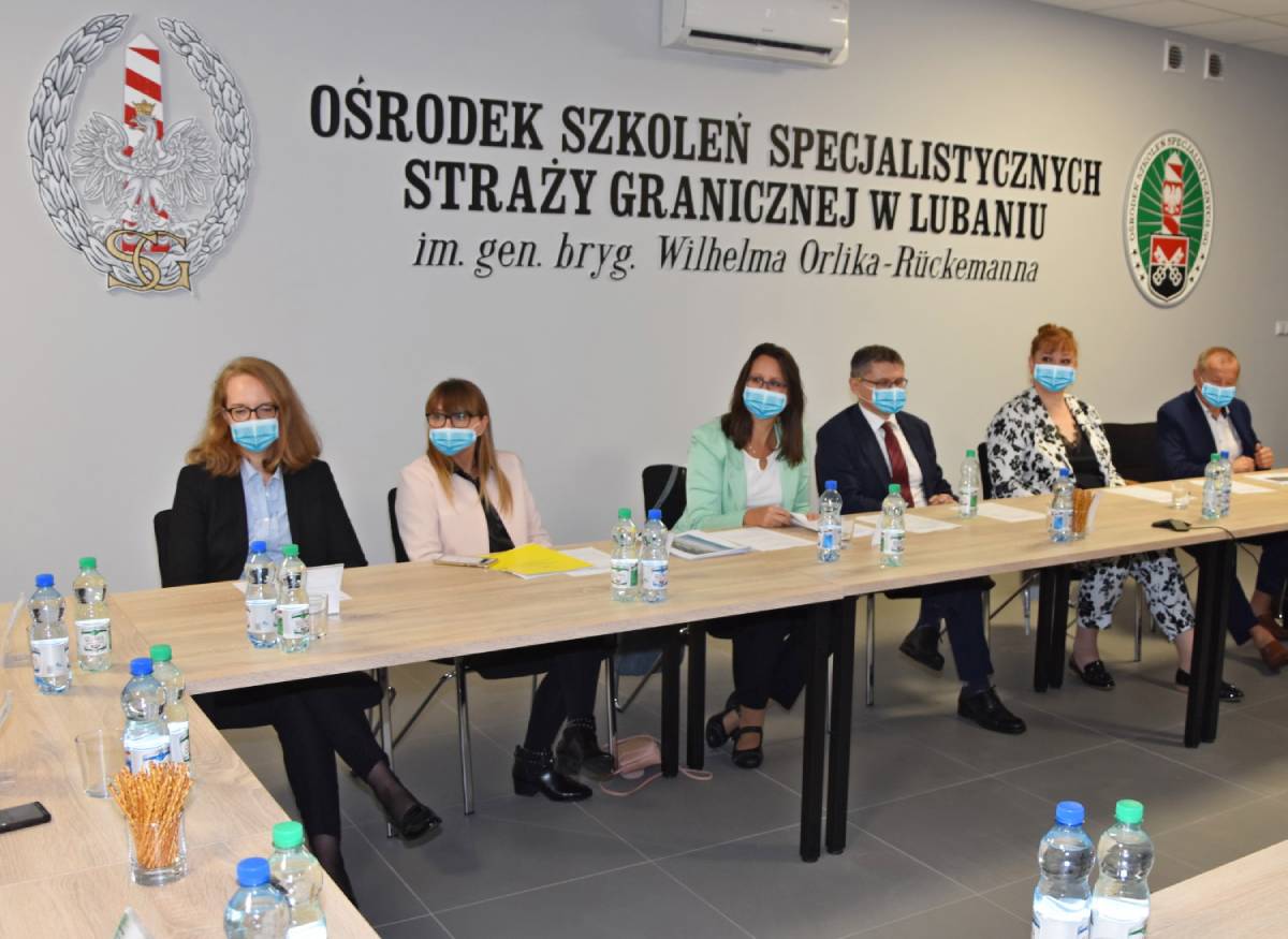 Uczestnicy Konferencji inauguracyjnej Wzmocnienie kompetencji i kwalifikacji służb publicznych w obszarze migracji i azylu ze szczególnym uwzględnieniem przeciwdziałania nielegalnej migracji
