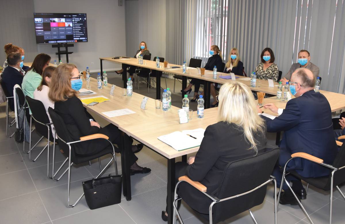 Uczestnicy Konferencji inauguracyjnej Wzmocnienie kompetencji i kwalifikacji służb publicznych w obszarze migracji i azylu ze szczególnym uwzględnieniem przeciwdziałania nielegalnej migracji
