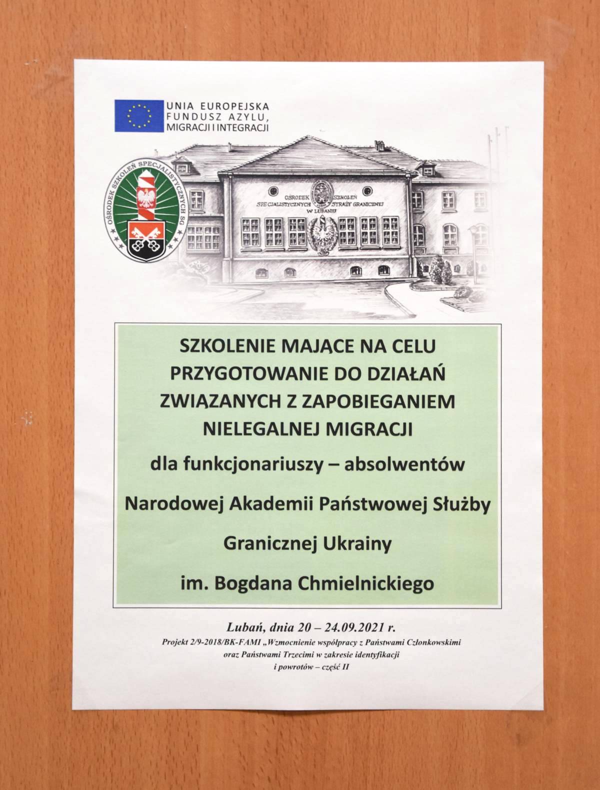 Plakat na drzwiach dotyczący kursu