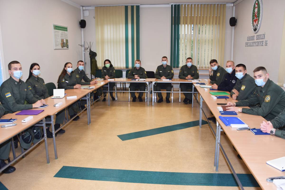 Grupa kursantów na sali wykładowej