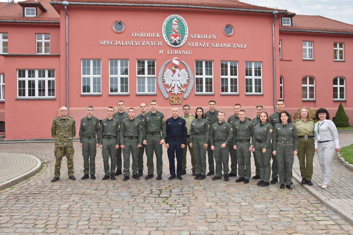 Zdjęcie grupowe kursantów przed budynkiem ośrodka
