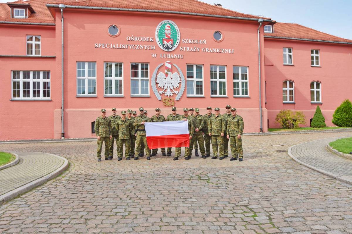 IX Macedonia- grupa funkcjonariuszy na tle budynku Ośrodka