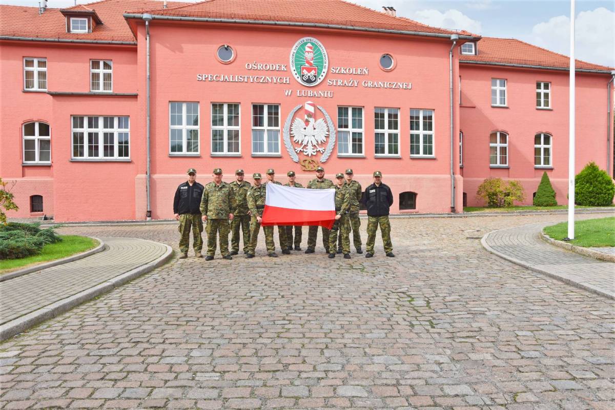VI Slowenia - grupa funkcjonariuszy na tle budynku Ośrodka