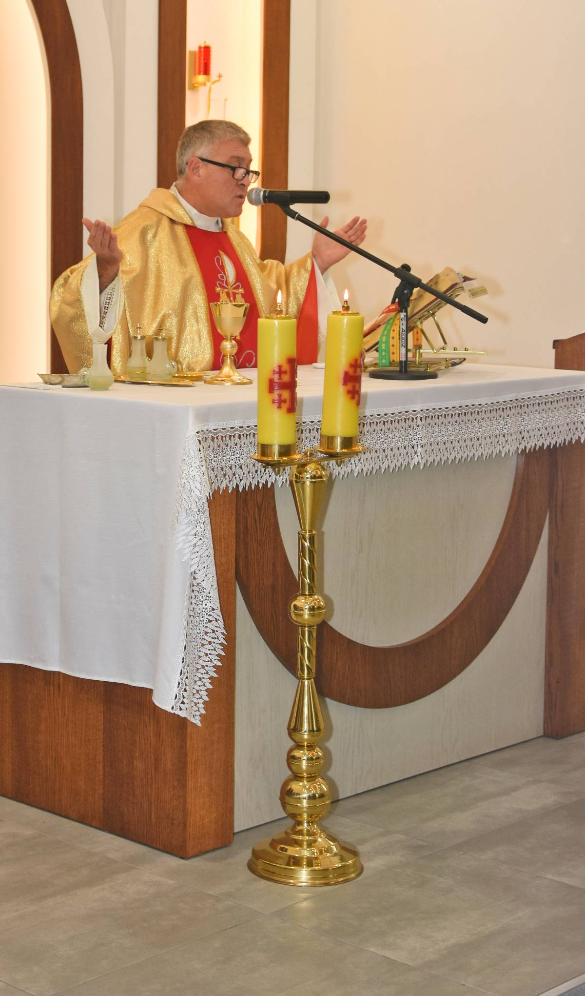 Kapelan podczas Mszy Świętej