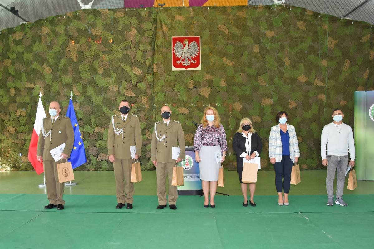 Odznaczeni funkcjonariusze i pracownicy listami gratulacyjnymi