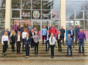 Grupa kursantów przed budynkiem