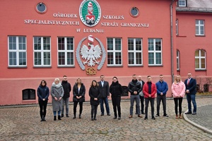 Grupa kursantów przed budynkiem Ośrodka