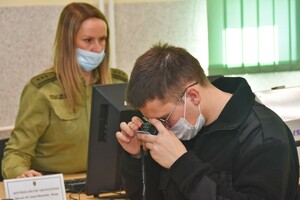 Funkcjonariusz podczas egzaminu na sali wykładowej