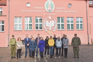 Zdjęcie grupowe przed budynkiem Ośrodka