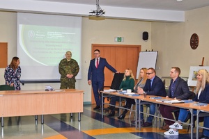 Komendant ppłk Piotr Piekarski wita uczestników warsztatów na sali wykładowej