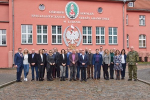 Zdjęcie grupowe przed budynkiem Ośrodka