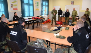 Uczestników szkolenia wita p.o. Zastępcy Komendanta OSS SG w Lubaniu ppłk SG Piotr Piekarski