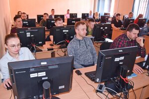 Funkcjonariusze podczas szkolenia w sali komputerowej