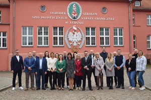 Zdjęcie grupowe przed budynkiem Ośrodka