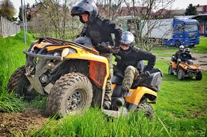 Dwóch funkcjonariuszy w pojeździe ATV na terenie Ośrodka