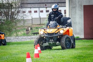 Funkcjonariuszy w pojeździe ATV podczas ćwiczeń z przeszkodami