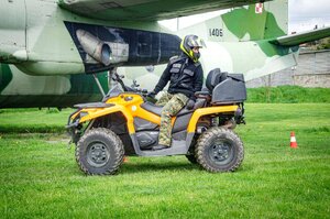 Funkcjonariuszy w pojeździe ATV podczas ćwiczeń z przeszkodami