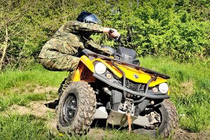 Kursant podczas jazdy pojazdem ATV w warunkach terenowych