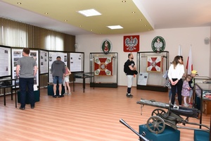 Odwiedzający goście w Sali Tradycji Ośrodka