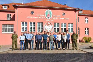 Zdjęcie grupowe przed budynkiem Ośrodka