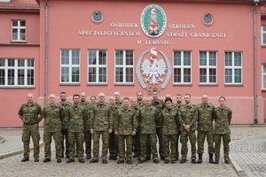 Zdjęcie grupowe przed budynkiem Ośrodka