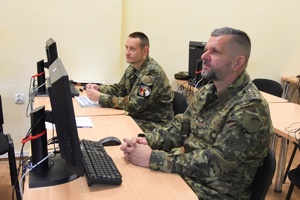 Dwóch funkcjonariuszy na sali wykładowej