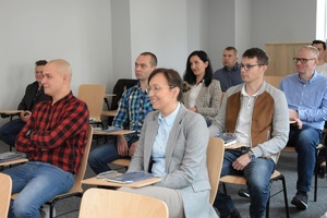 Funkcjonariusze na sali wykładowej podczas warsztatów.