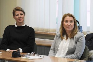 Dwie funkcjonariuszki na sali wykładowej.