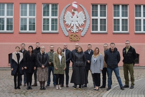 Zdjęcie grupowe przed budynkiem Ośrodka.