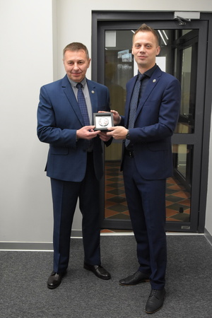 Dyrektor Zarządu ds. Cudzoziemców KG SG ppłk SG Paweł Hołoweńko otrzymał z rąk p.o. Komendanta OSS SG w Lubaniu płk. SG Mariusza Ceckowskiego medal pamiątkowy